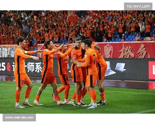 云南玉昆主场球迷营造橙色海洋,高原堡垒氛围热烈